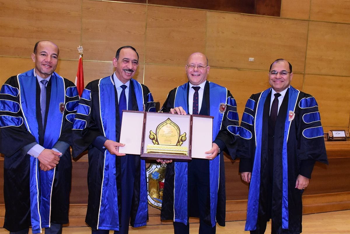 اللواء طارق راشد أثناء التكريم مع الدكتور حسان النعماني