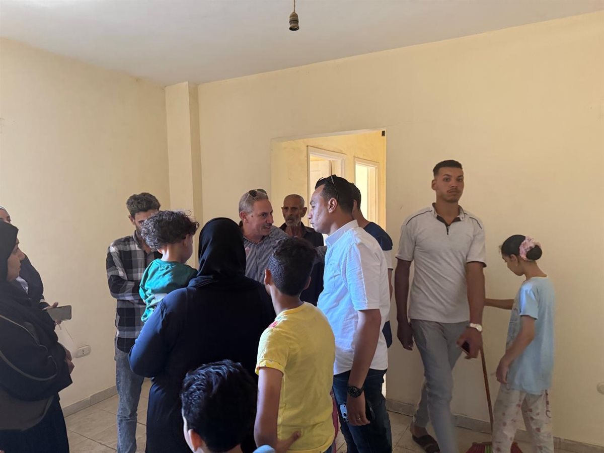 جانب من استلام الاسر المتضررة للشقق السكنية