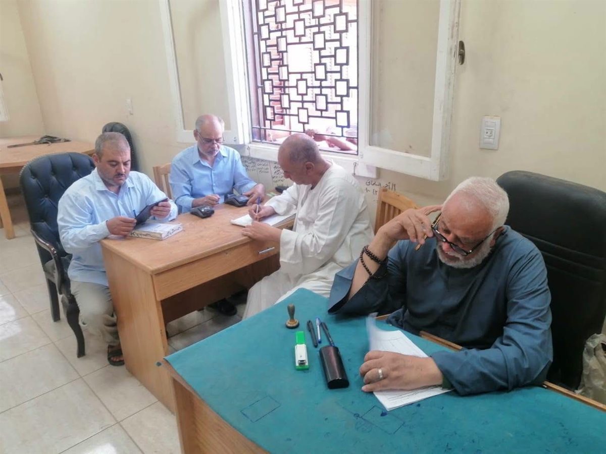 جانب من متابعة صرف الاسمدة بمجمع برديس