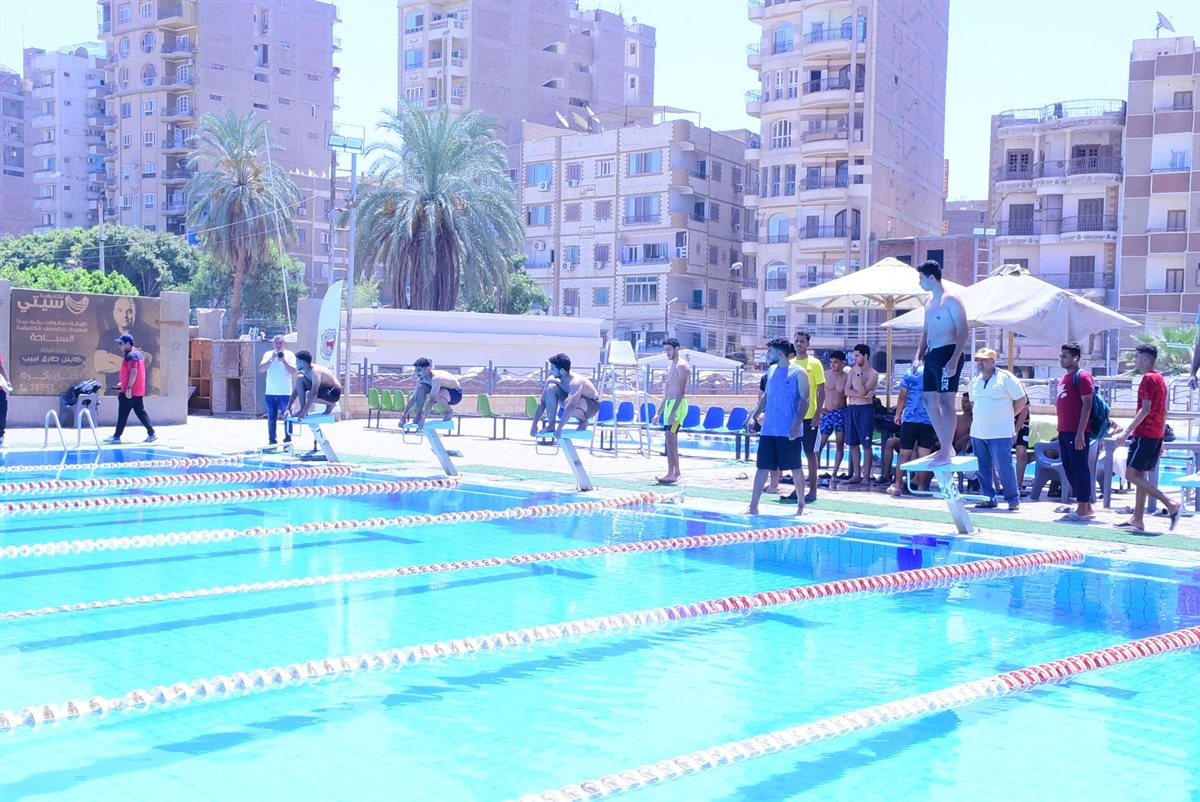 حمامات السباحة داخل استاد سوهاج الرياضي