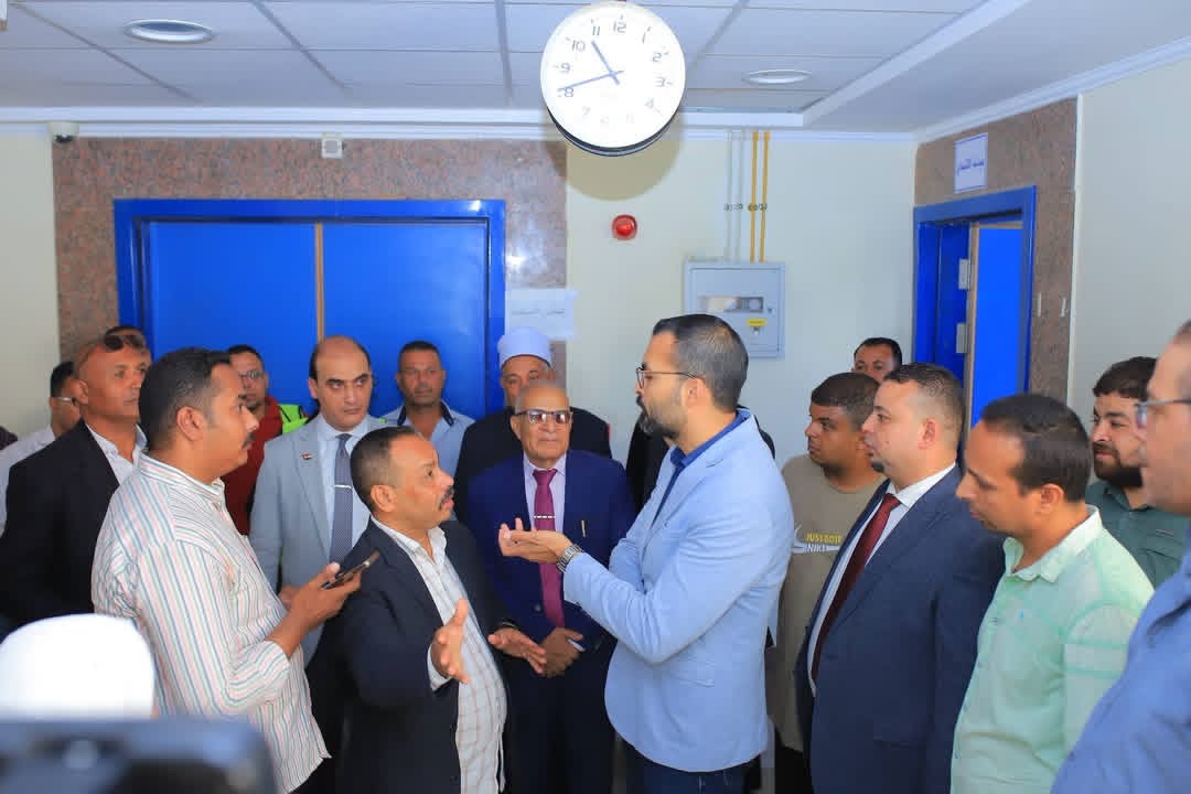 وكيل وزارة الصحة مع القيادات الشعبية والتنفيذية خلال الافتتاح