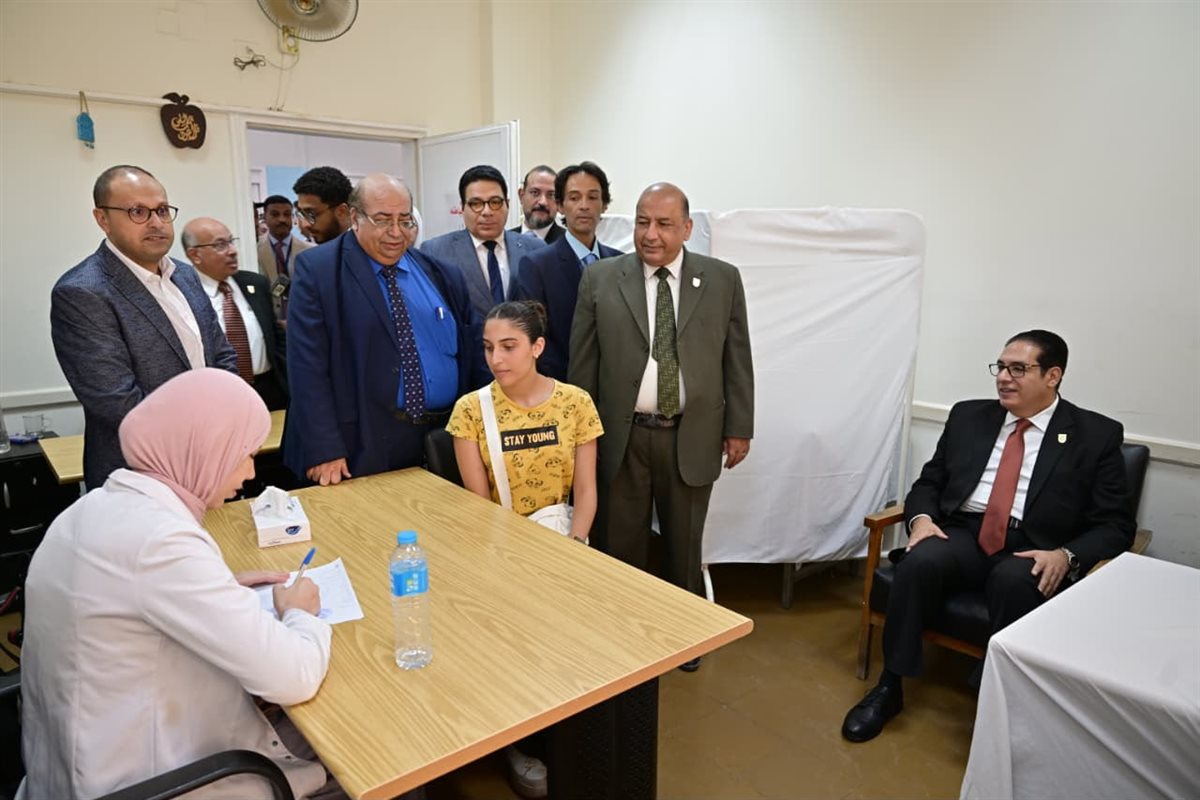 رئيس جامعة القاهرة يتابع انتظام إجراءات الكشف الطبي للطلاب الجدد