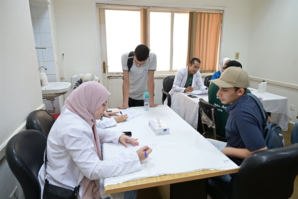 رئيس جامعة القاهرة يتابع انتظام إجراءات الكشف الطبي للطلاب الجدد