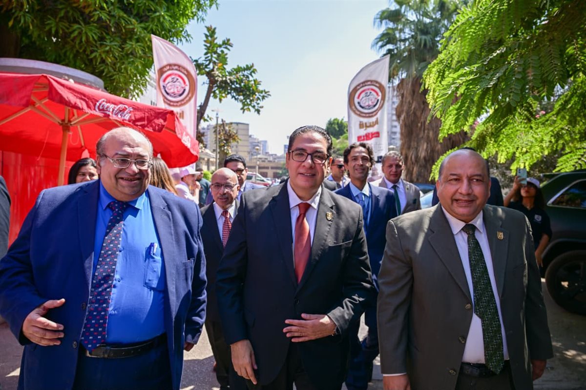 رئيس جامعة القاهرة يتابع انتظام إجراءات الكشف الطبي للطلاب الجدد