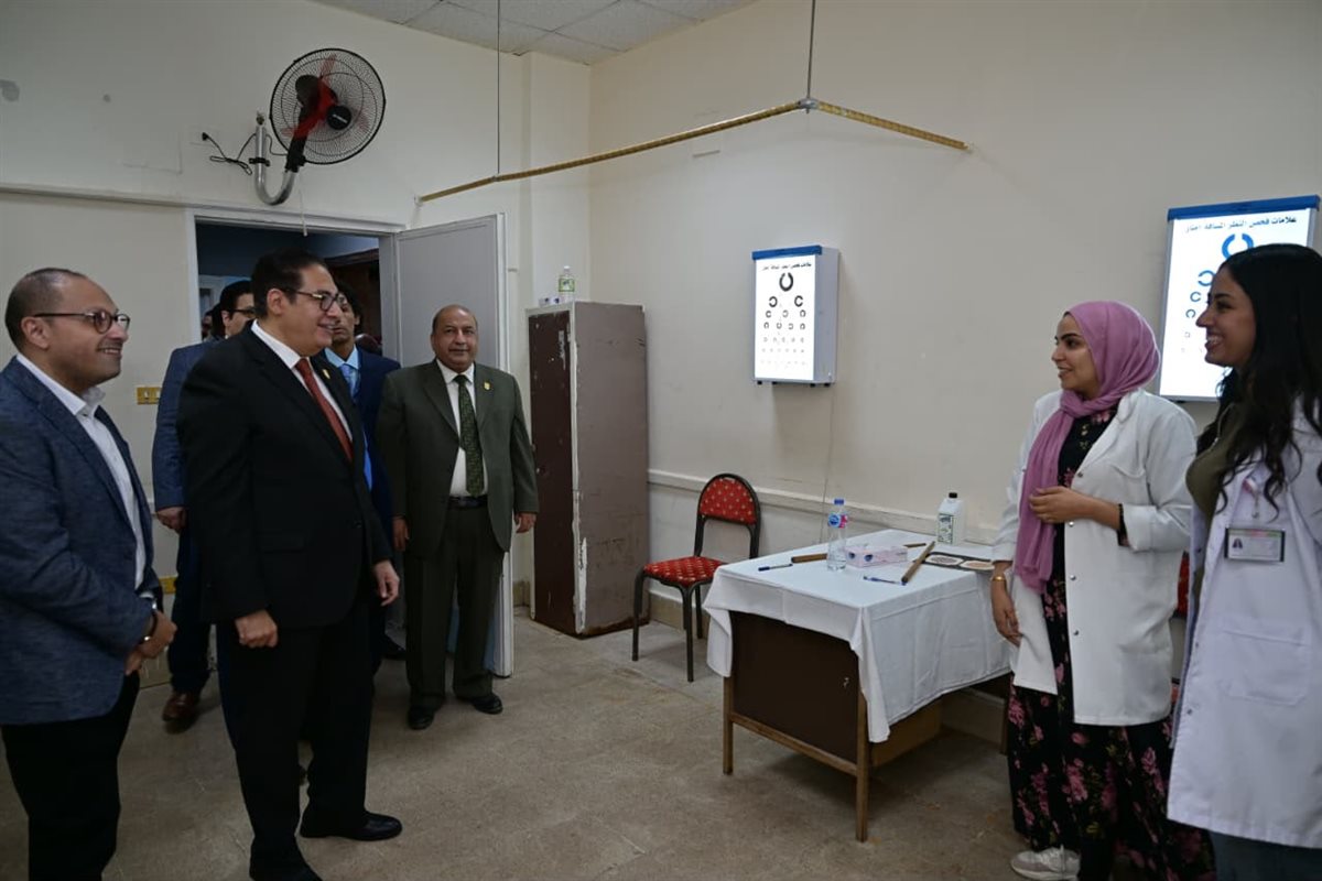 رئيس جامعة القاهرة يتابع انتظام إجراءات الكشف الطبي للطلاب الجدد