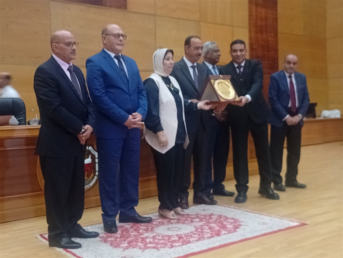 الاستاذة أمل ناصر أثناء تكريمه إدارة العلاقات العامة بالتربية والتعليم بسوهاج