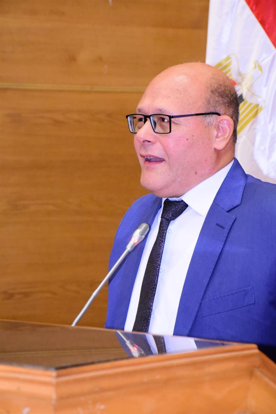 رئيس جامعة سوهاج أثناء التهنئة&nbsp;