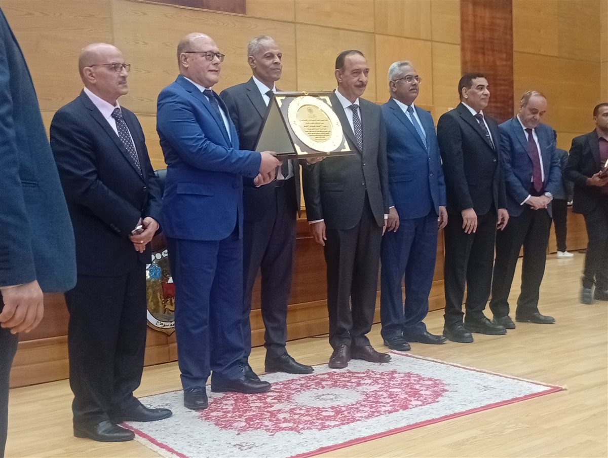 الدكتور حسان النعماني يحمل درع التكريم&nbsp;