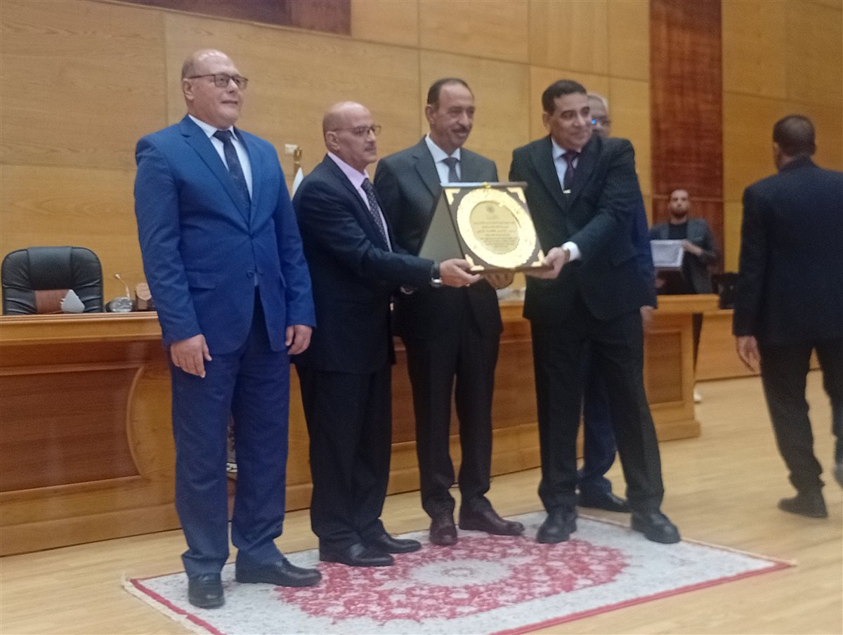 ياسر أنس يستلم درع التكريم&nbsp;
