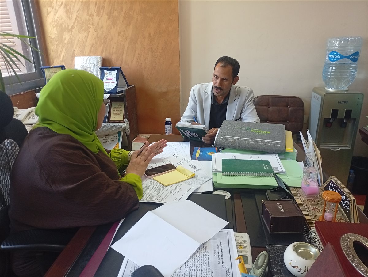 أحمد سالم والدكتورة سحر حمدي مدير عام التخطيط والمتابعة أثناء جمع المعلومات