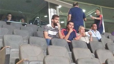 بالصور.. «باسم مرسي» يشارك في مباراة «الصفاقسي» من المدرجات