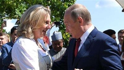 كارين كنايسل تكشف دبلوماسية رقصتها مع بوتين