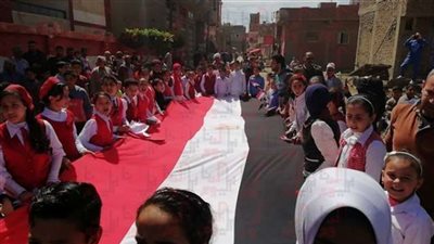 احتفالات أهالى دمياط أمام لجان الانتخابات