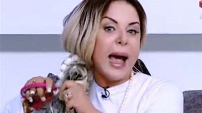 الإعلامية منال أغا تتضامن مع مرضى السرطان على الهواء.. (فيديو)