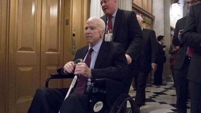 ”سيندي وميجان” يبكيان رحيل ”ماكيـن”