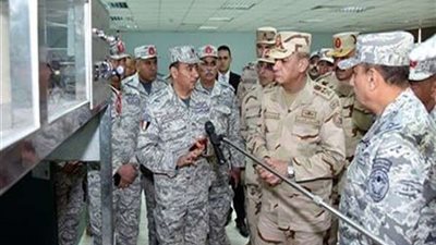 وزير الدفاع يتفقد الأنشطة التعليمية بالكلية الجوية