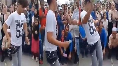 «على واحدة ونص»..شاب ُيشعل شوارع القاهرة بوصلة رقص ساخنة (فيديو)