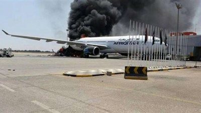 محلل سياسي يوضح أسباب استهداف مطار ”عتيقية” بطرابلس