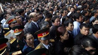 لقطات مرعبة لانهيار جسر معلق أثناء مرور جنازة عليه في فيتنام (فيديو)