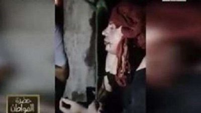 سائق يحاول خطف فتاة والأهالي يجبرونه على خلع ملابسه.. (فيديو)