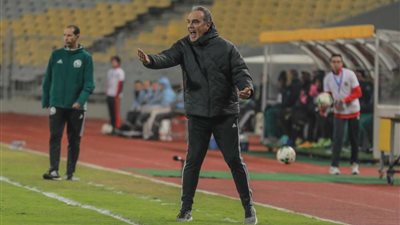 لاسارتي يحاضر لاعبي الأهلي استعدادًا للإنتاج الحربي