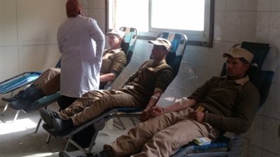بالصور.. رجال الشرطة يتبرعون بدمائهم لعلاج المرضى بالجيزة