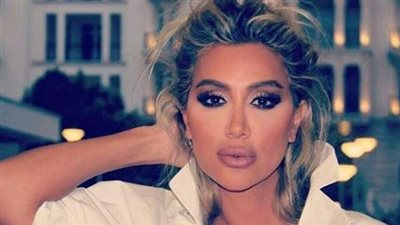 مايا دياب تتعرض للسرقة وتسير بدون ملابس في الشارع