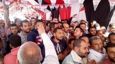 مئات المواطنين امام اللجنة العمالية للادلاء باصواتهم بالصور