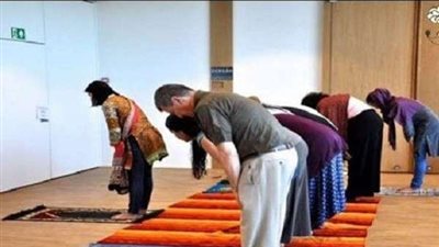 بالفيديو.. امرأة تخطب الجمعة بالمصلين