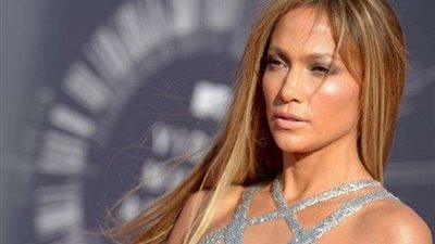 جنيفير لوبيز تحتفل بعيد ميلادها الـ49 بالرقص على الشاطئ