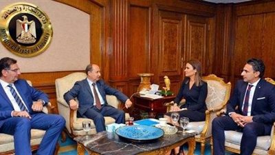 وزيري التجارة والصناعة والاستثمار يلتقيان ممثل شركة فيليبس العالمية بمصر