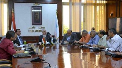 محافظ الأقصر يبحث مع رؤساء المدن رفع كفاءة الطرق الداخلية