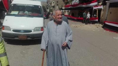 بالصور.. «كفيف» يصر على الإدلاء بصوته في مدرسة إسكان ناصر الإعدادية
