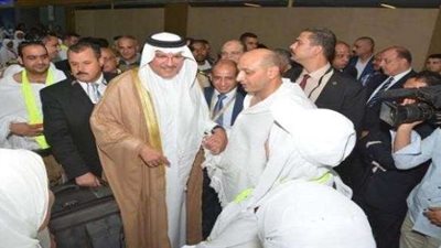 بالصور.. السفير السعودي يودع حجاج أسر الشهداء بمطار القاهرة