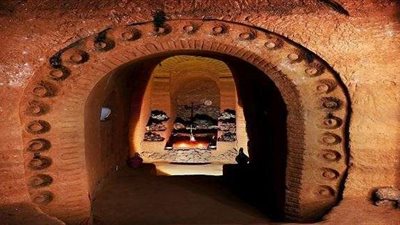 بإزميل ومطرقة فقط.. رجل ينحت أجمل متحف في باطن الأرض