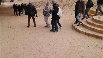 وفد سياحي متعدد الجنسيات يزور آثار بني حسن بالمنيا