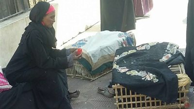 امتهنت التجارة لمساعدة زوجها.. رحلة كفاح 