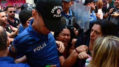 الشرطة التركية  تعتدى على تظاهرة ”أمهات السبت” (صور)