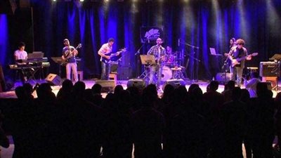 مغنٍ يخلع جيتاره ويقفز من خشبة المسرح لضرب أحد المعجبين.. (فيديو)