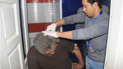 بعد اختراق الحشرات جسده.. مسن يعود للحياة بسبب 