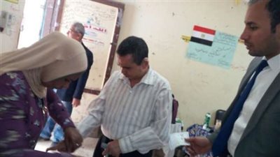 «كفيف» يدلي بصوته في لجنة بالزاوية الحمراء: «تحيا مصر»