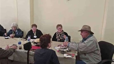 زاهي حواس يحاضر للسياح حول منطقة آثار تونا الجبل بالمنيا