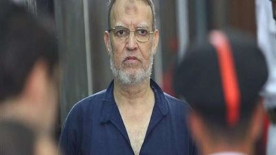 الجنايات تبعد العريان خارج القاعة في 