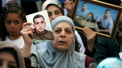 سلطات الاحتلال تصادر إعانات أسر الشهداء والأسرى من السلطة الفلسطينية