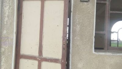 مدرسة الفصل الواحد ببا خاوية ويسكنها الحيوانات الضالة