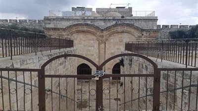 دعوات للصلاة أمام باب الرحمة بالأقصى احتجاجًا على إغلاقه بالسلاسل