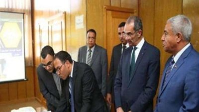 وزير الاتصالات ومحافظ أسوان يوقعان اتفاقيات لتحقيق التنمية الشاملة