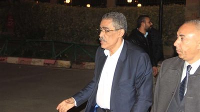 ضياء رشوان يشارك في عزاء والد زوجة إبراهيم عيسى