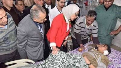 بالصور.. وزيرة الصحة تزور مصابي حادث الدرب الأحمر