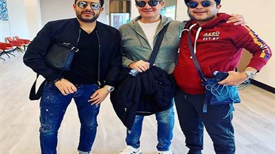 محمد هنيدي يعالج قصر قامته بجانب حماقي.. تعرف على السر